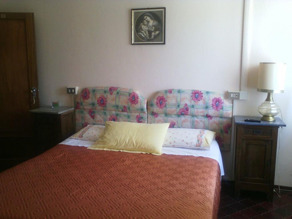 Villa Montrona Rr Имола Стая снимка